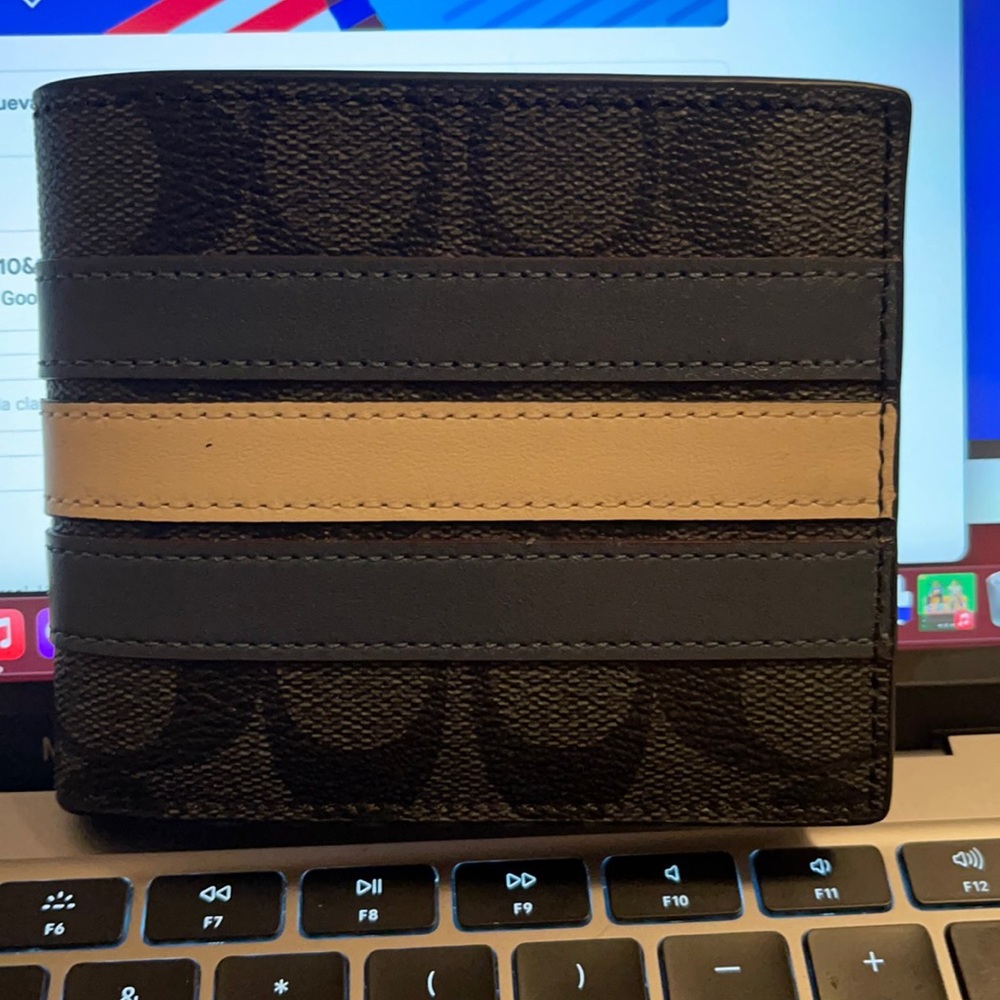 A new wallet for men. I never use it. I was a gift